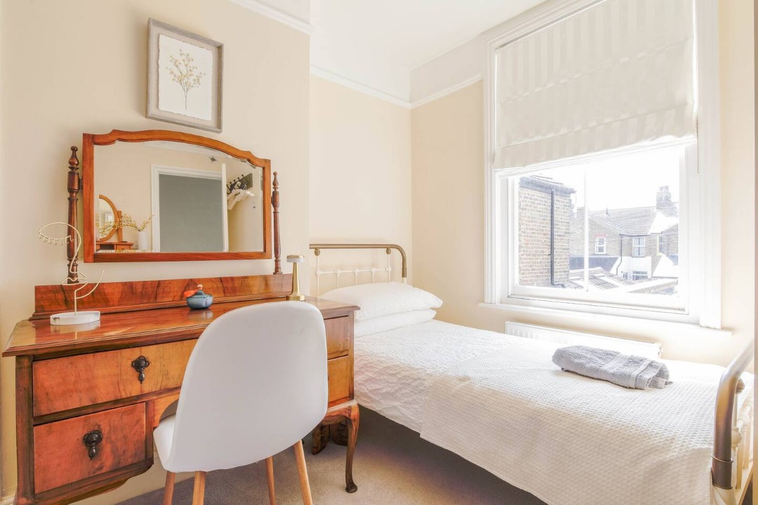 goldfinch twin bedroom view