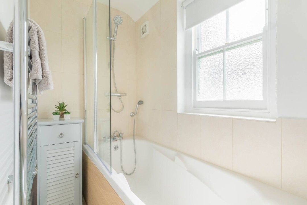 1st floor family bathroom with shower over bath, wc & basin - Jubilee Cottage