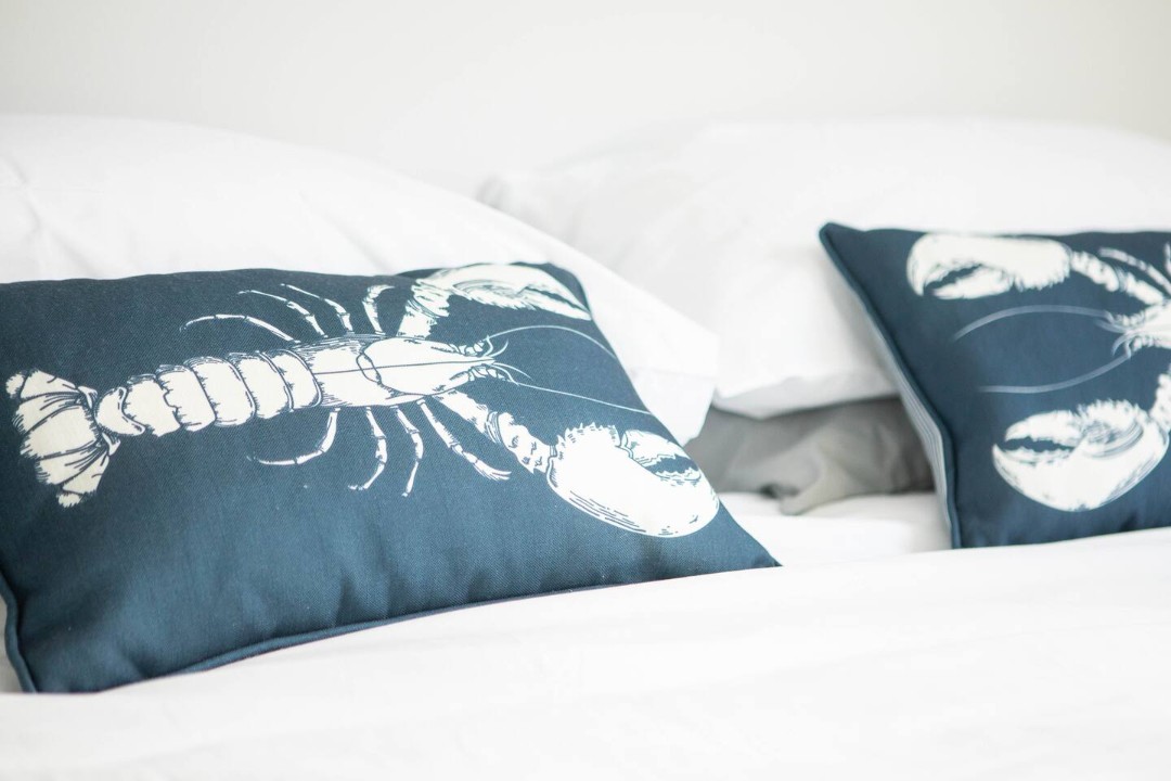 Bedroom with double bed and bunk bed - Eden Cottage
