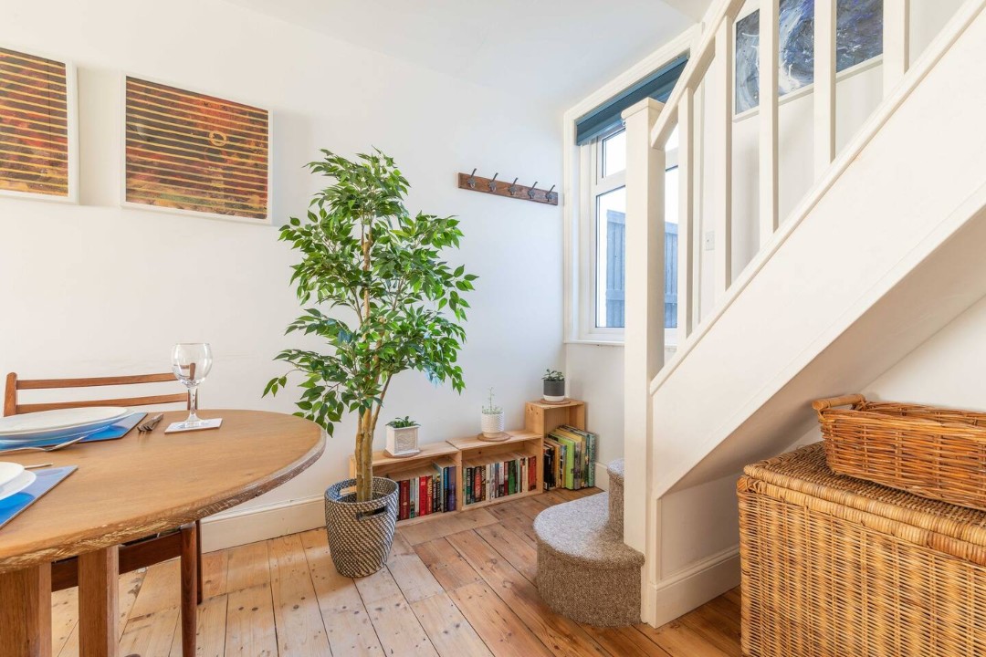 Dining table & 4 chairs - Painter Cottage