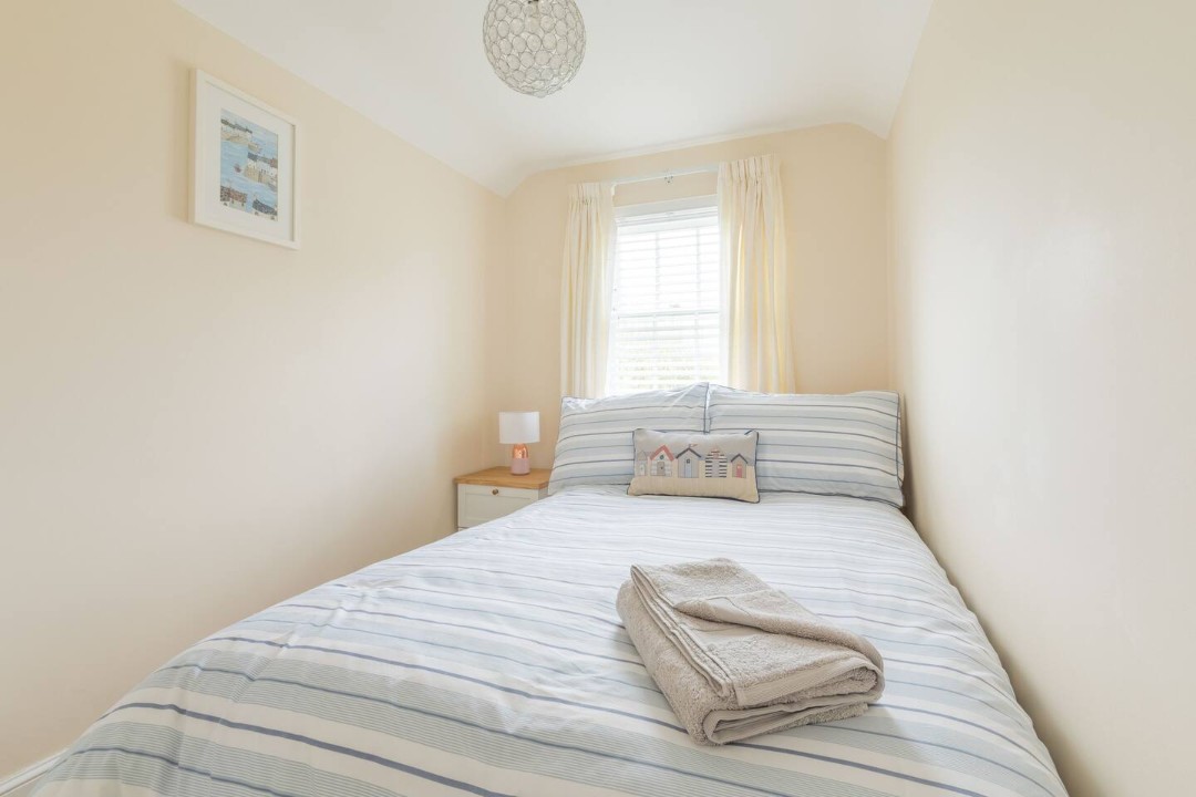 Double bedroom and bedside cabinet - Jubilee Cottage