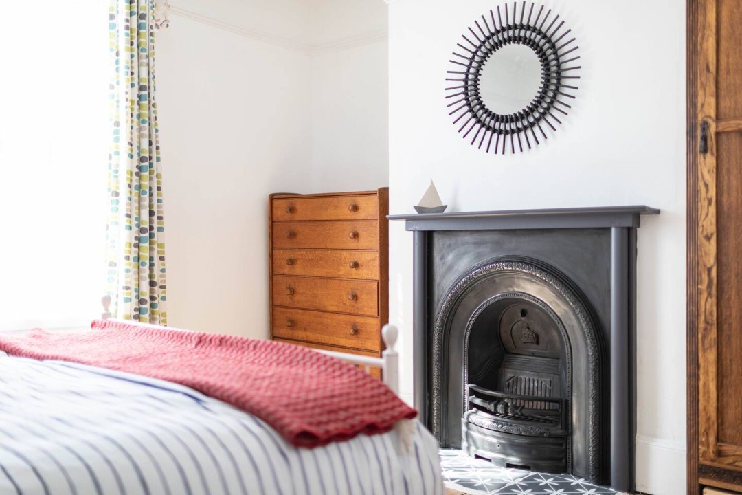 Double bedroom with fireplace - Painter Cottage