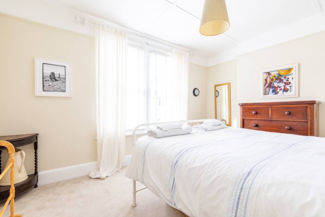 Front kingsize bedroom - York House