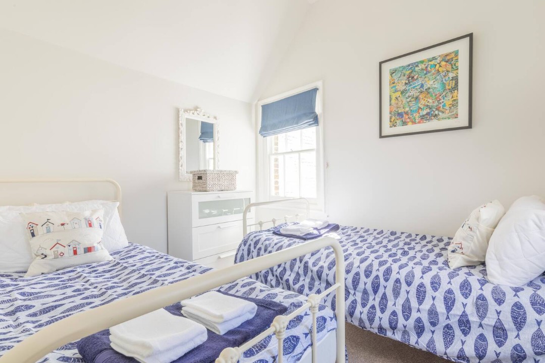 Front twin bedroom with window - The Old Bakery