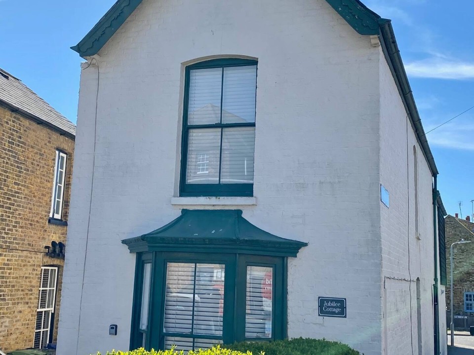 Front with driveway for 1 car - Jubilee Cottage