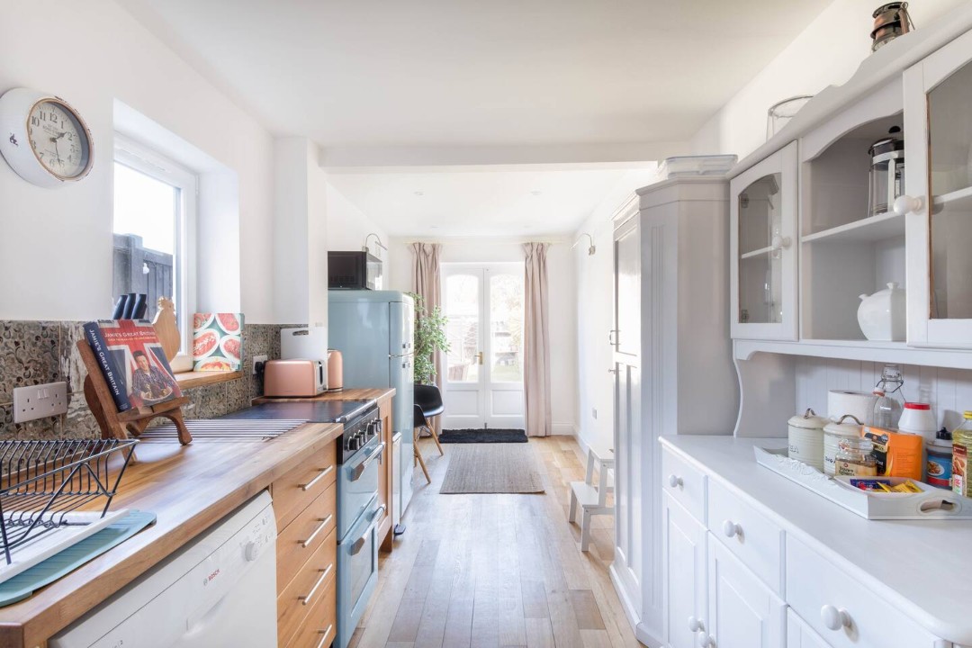 Fully equipped kitchen complete with dishwasher and oven - Painter Cottage
