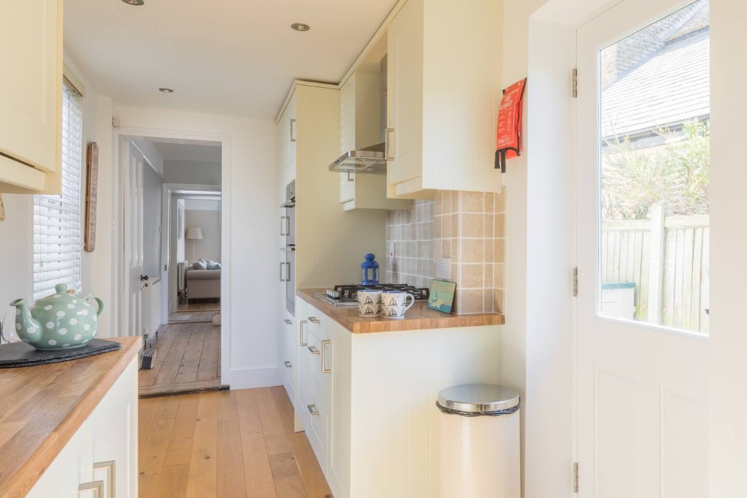 Fully equipped kitchen with door to outdoors - Jubilee Cottage