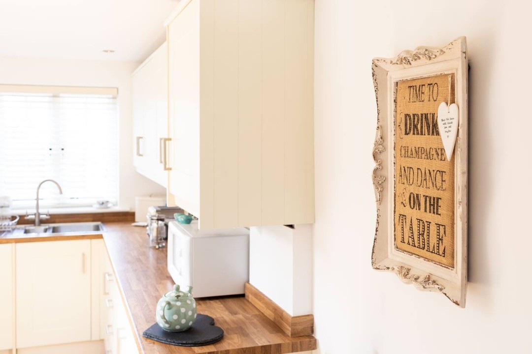 Fully equipped kitchen with microwave - Jubilee Cottage