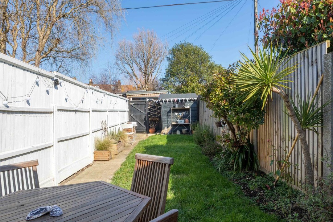 Garden laid to lawn with table & chairs - Painter Cottage