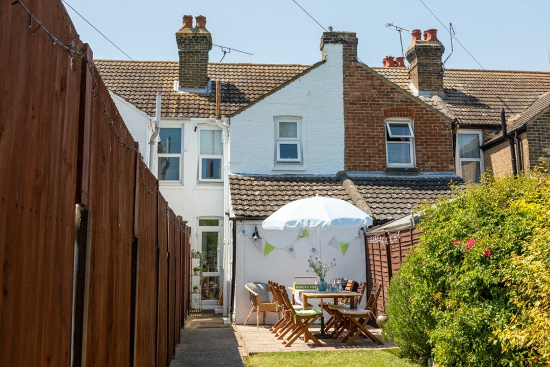 Garden with table and chairs area - furlong place