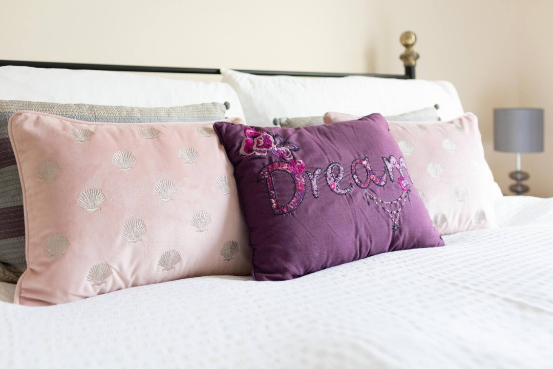 Kingsize bedroom Pillows - Jubilee Cottage