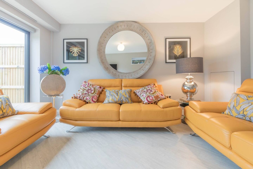 Living Room with mirror - High Tide