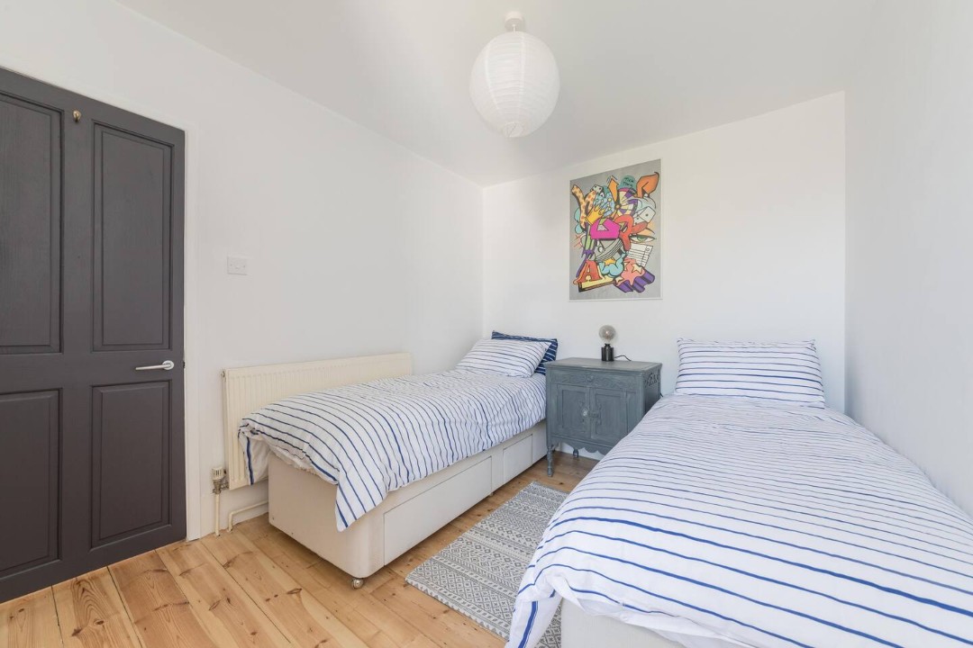 Twin bedroom - Painter Cottage