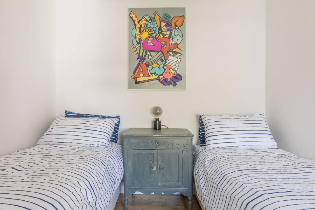 Twin bedroom with bedside cabinet - Painter Cottage