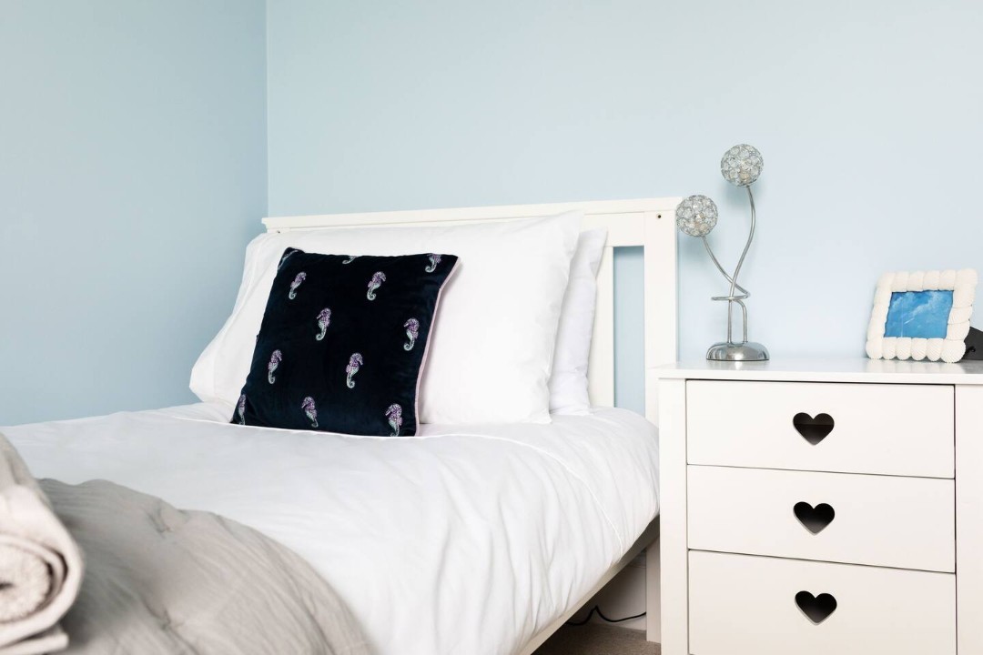 Twin bedroom with drawers - Jubilee Cottage