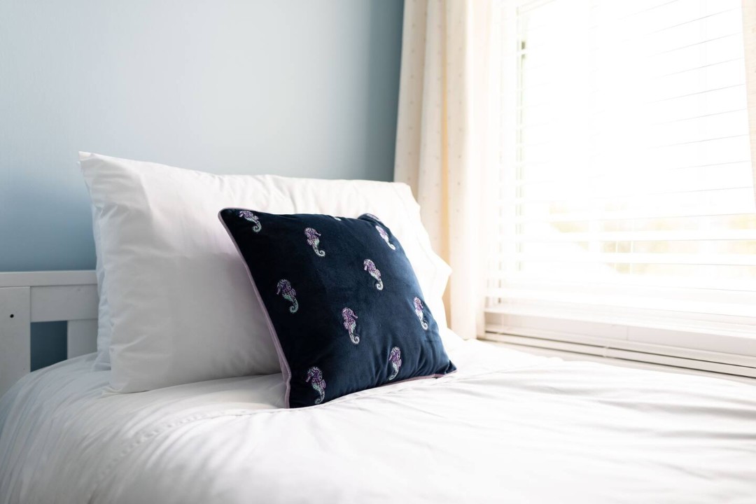 Twin bedroom with window - Jubilee Cottage