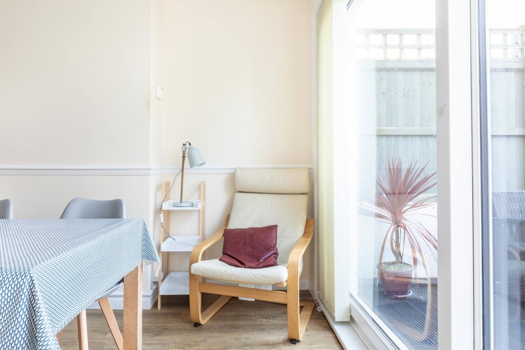cosy open plan dining area - Tideway