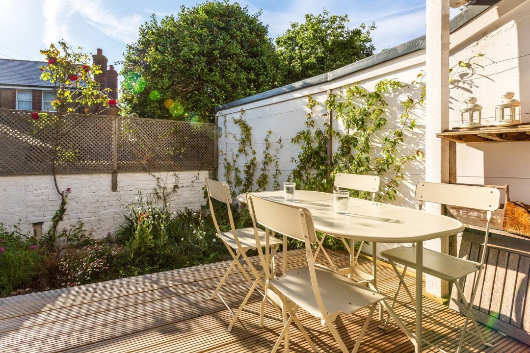 courtyard garden with table and chair - Boatswains Cottage