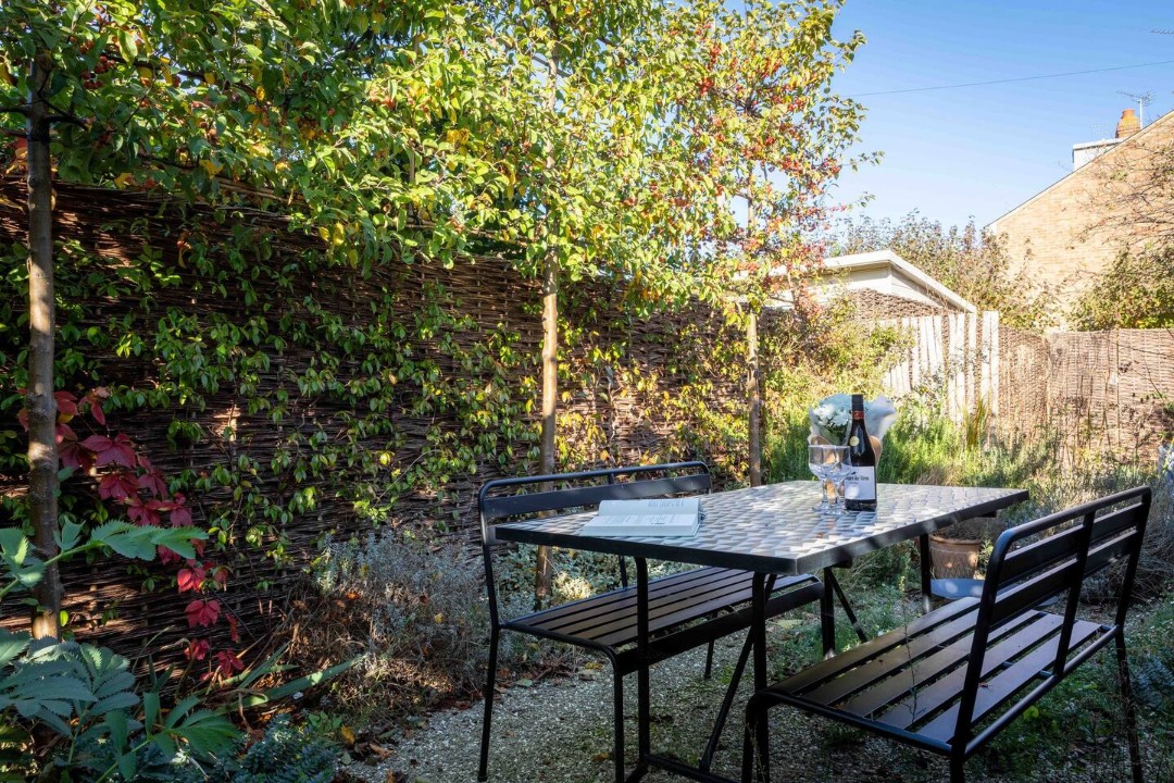 garden with table and chairs - Fig Tree Cottage