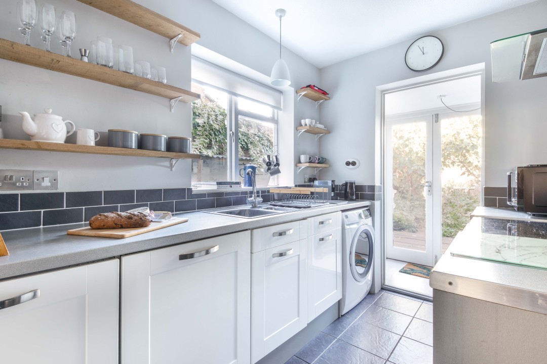 kitchen with washing machine - Fig Tree Cottage