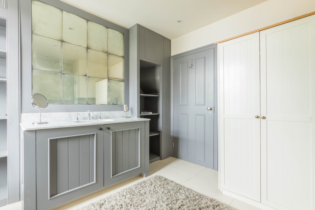 large family bathroom - White Cottage