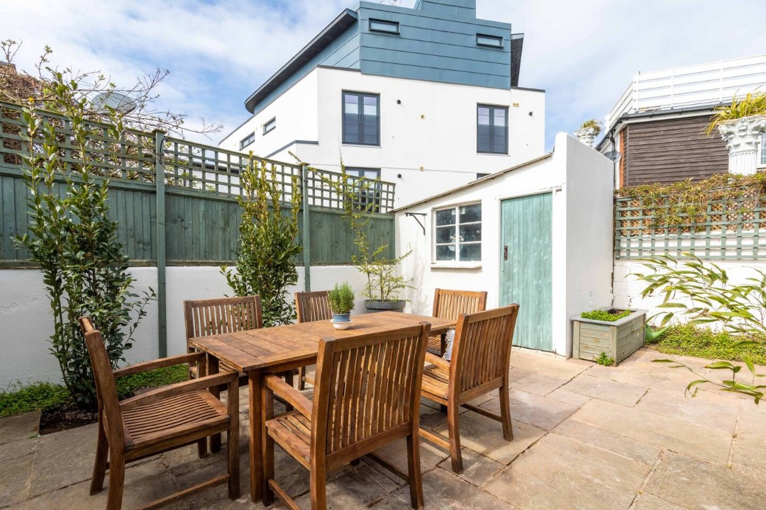 outside eating area table and chairs - tideway