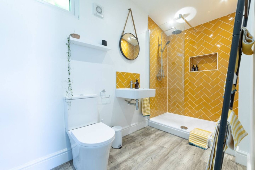 shower room with WC and basin - Pear Tree Cabin