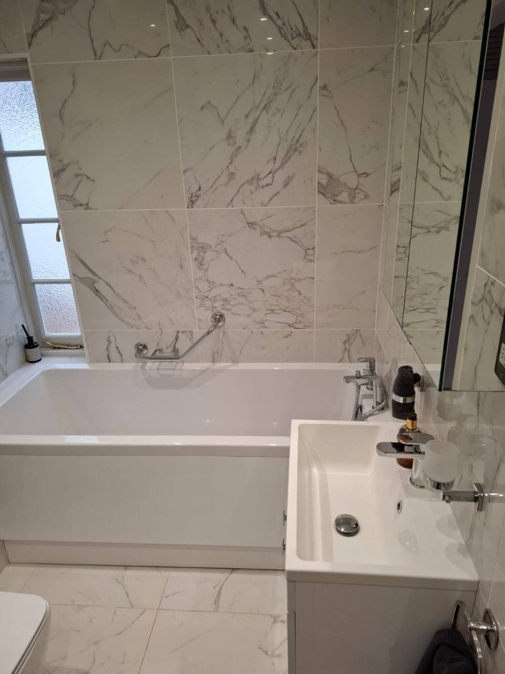 3rd En-suite bathroom with abthroom - Devon Cottage