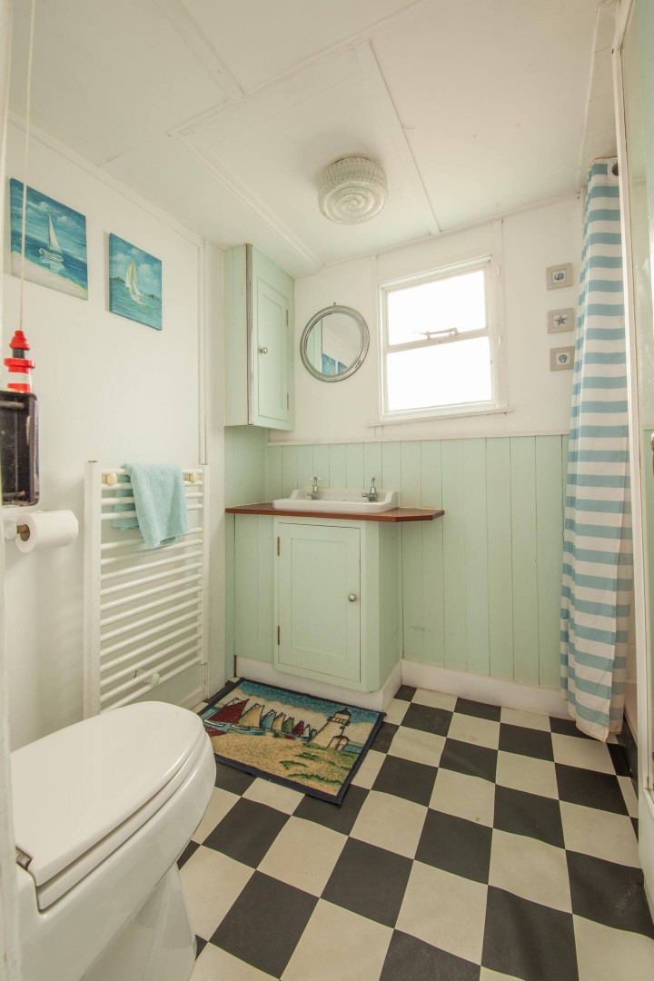 Bathroom - Cockle Cottage