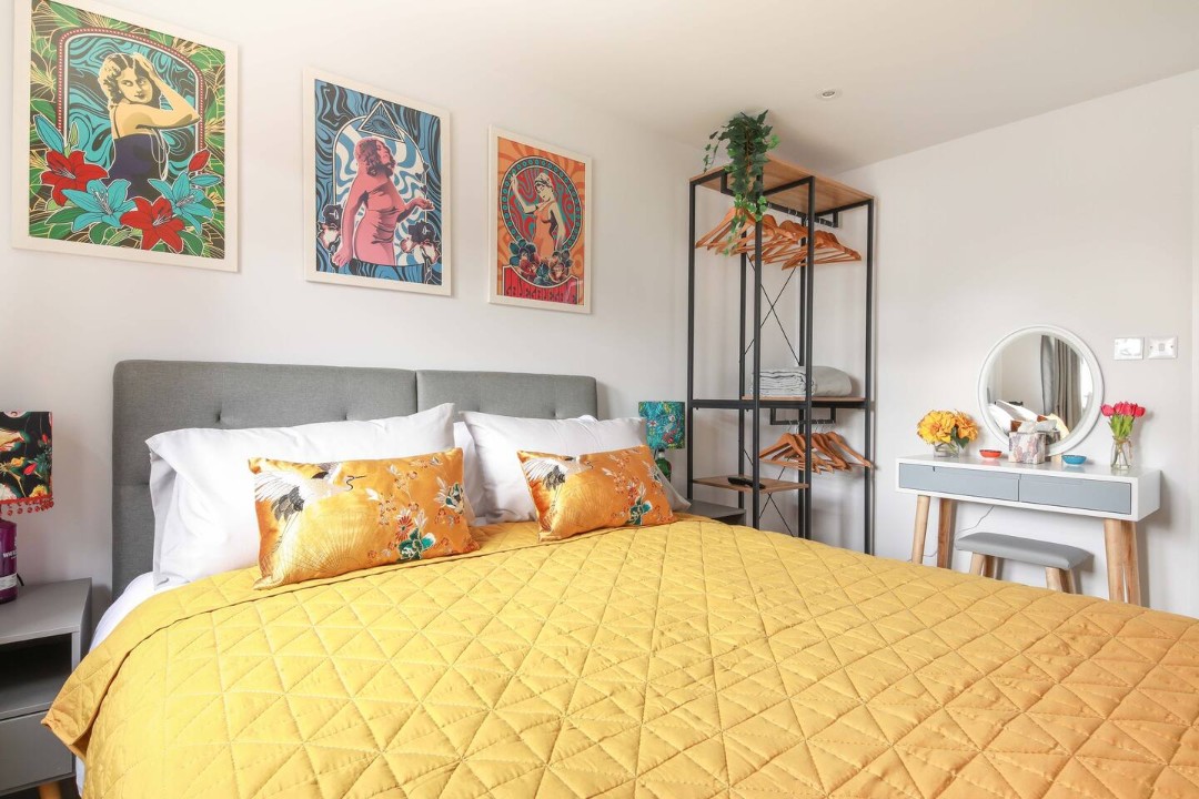 Double bedroom with shelves - Little Bright House