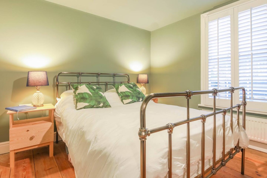 Front double bedroom - Juniper Cottage