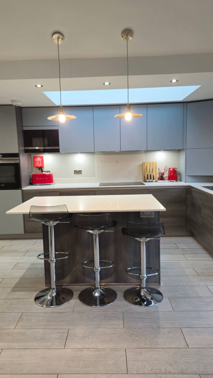 Fully equipped kitchen complete with island - Devon Cottage