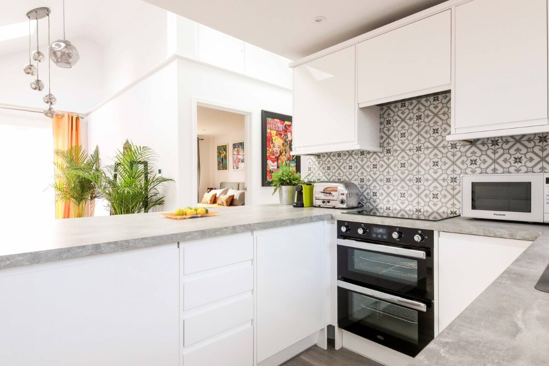 Fully equipped kitchen with breakfast bar - Little Bright House
