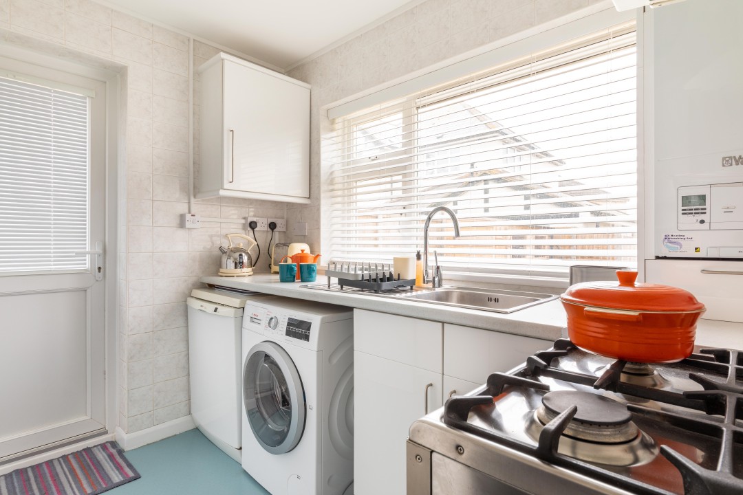 Fully equipped kitchen with dishwasher and washing machine - Six by the Sea