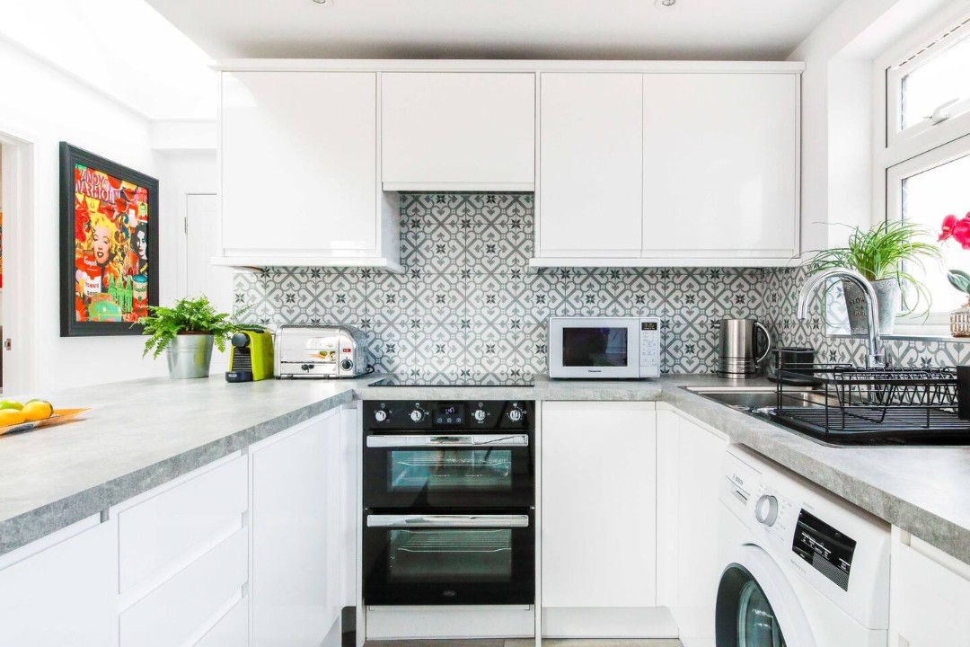 Fully equipped kitchen with microwave, oven and washing machine - Little Bright House
