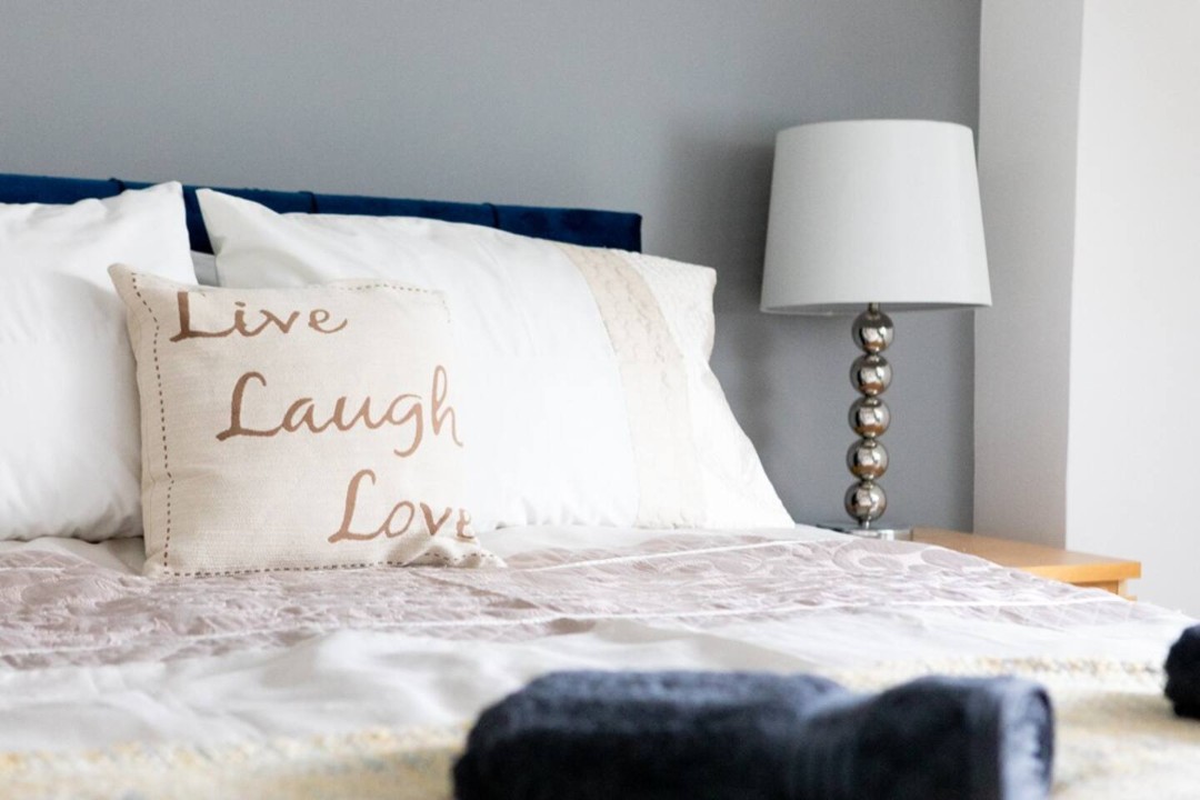 Kingsize attic bedroom with bedside lamp - Sandpiper
