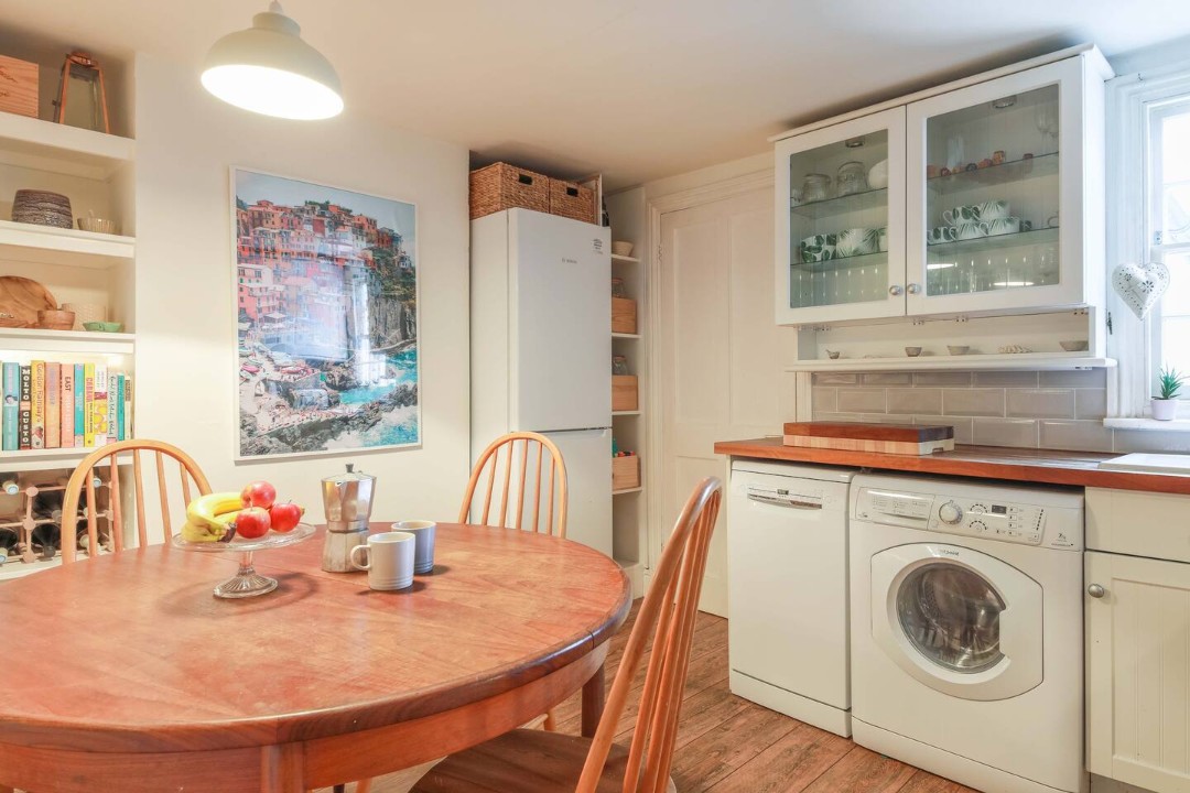 Kitchen and dining area - Juniper Cottage