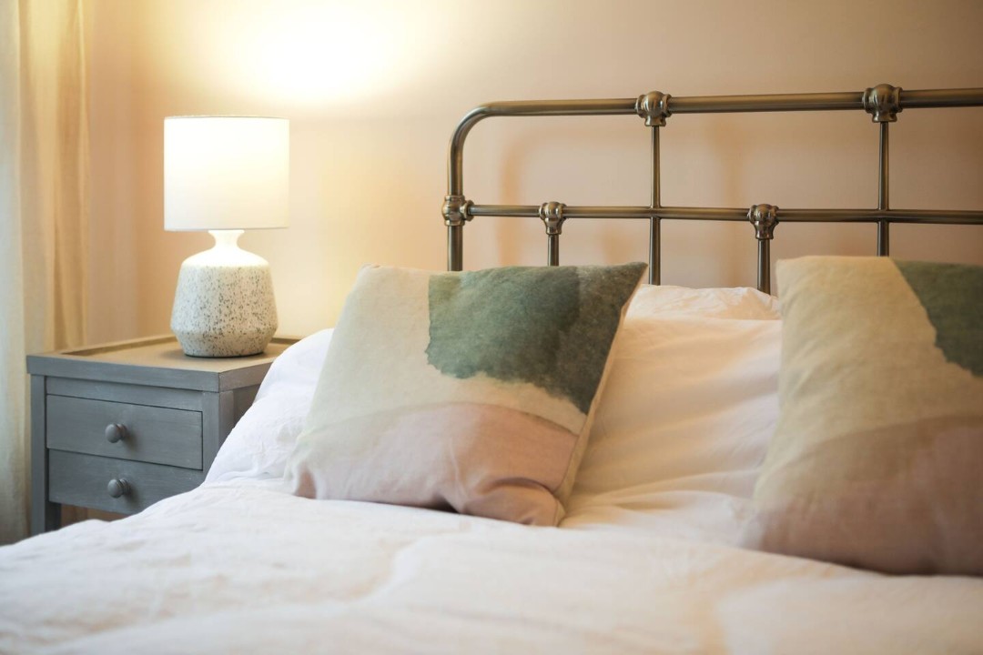 Rear double bedroom and bedside cabinet - Juniper Cottage