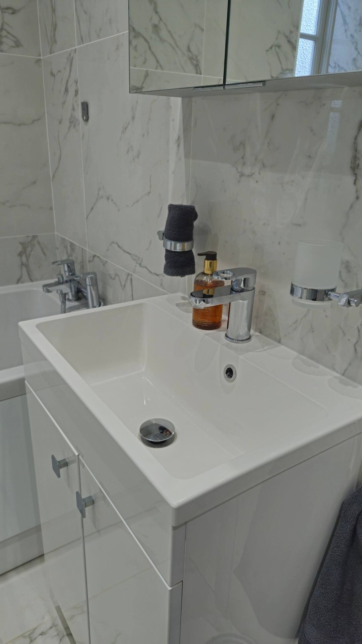 Sink and bath in the 3rd En-suite bathroom - Devon Cottage