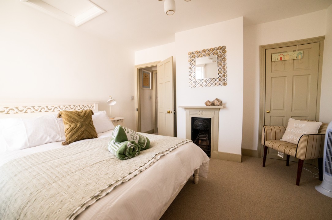 The Roost rear en-suite double bedroom
