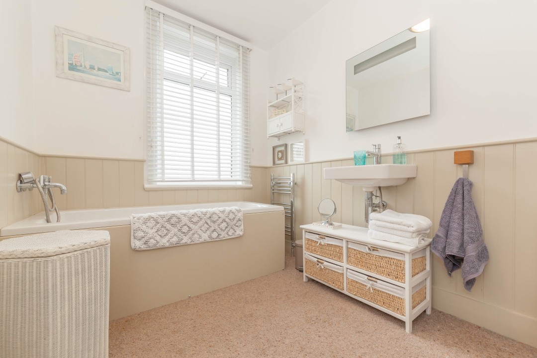 Upstairs en suite bathroom off bedroom 1 - The Roost