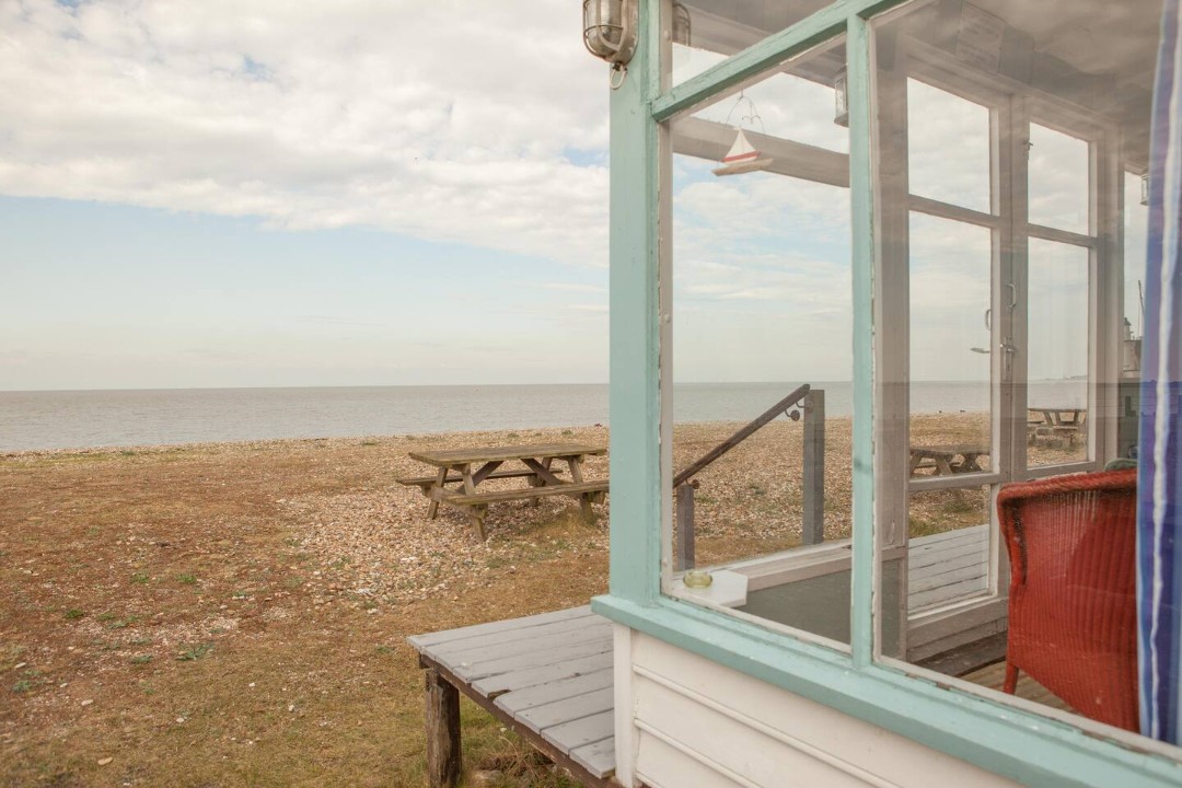 chalet on the beach with stunning views - Cockle Cottage