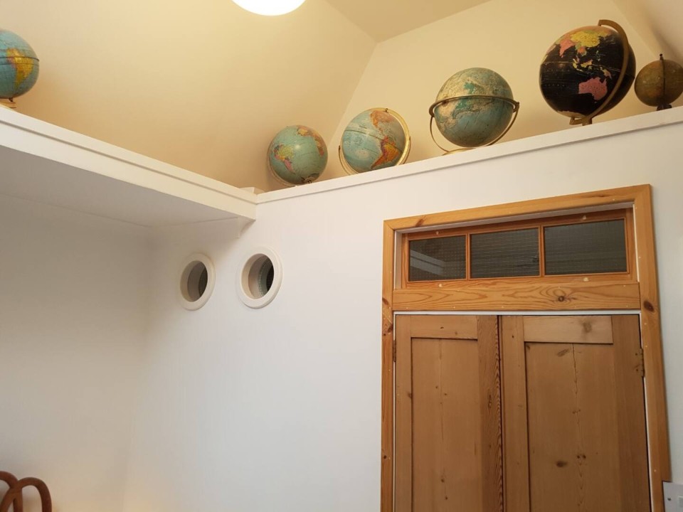 Flat One Harbour Street double bedroom porthole