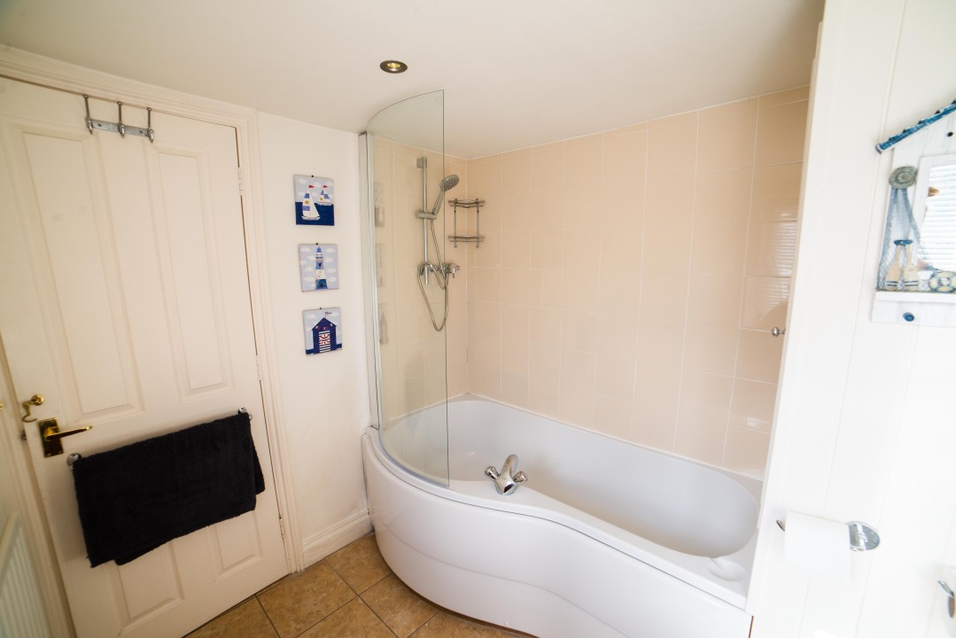 The Sovereign downstairs bathroom with bath