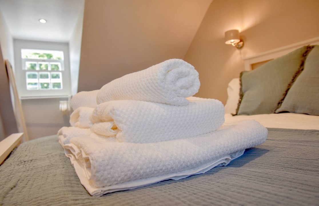 holdens cottage kingsize bedroom wiht TV