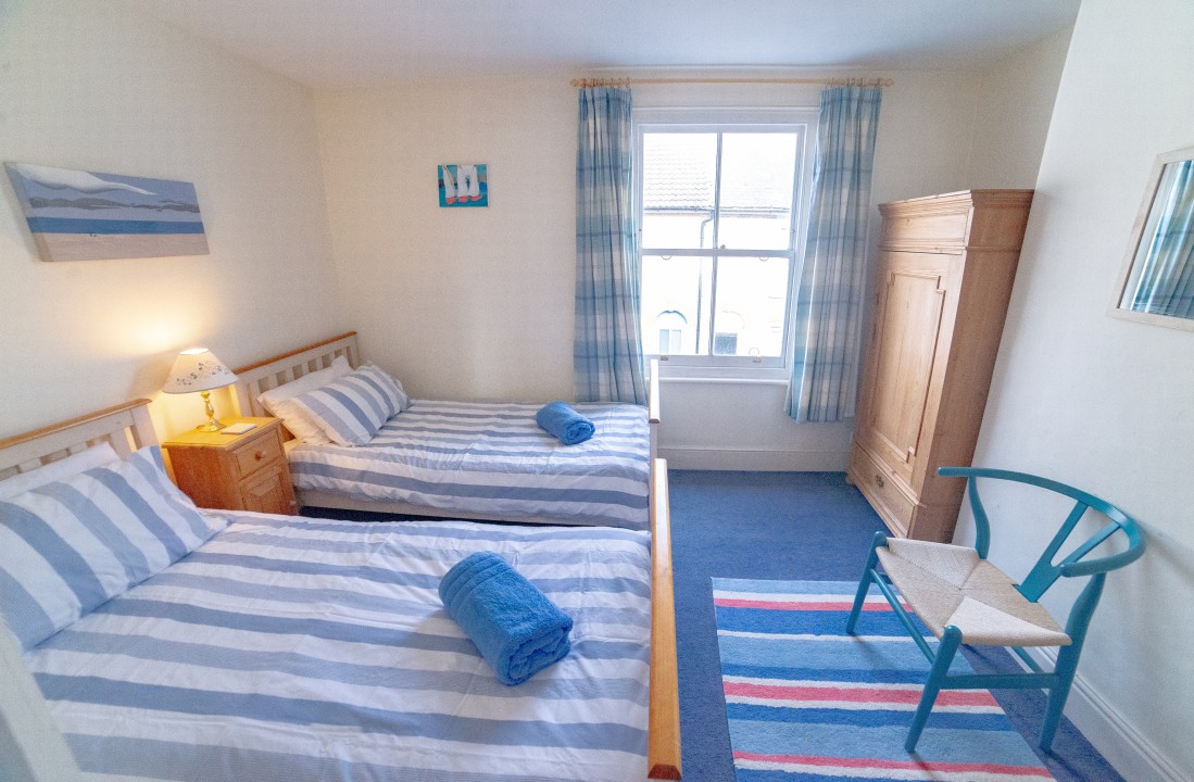 2nd twin bedroom on 1st floor