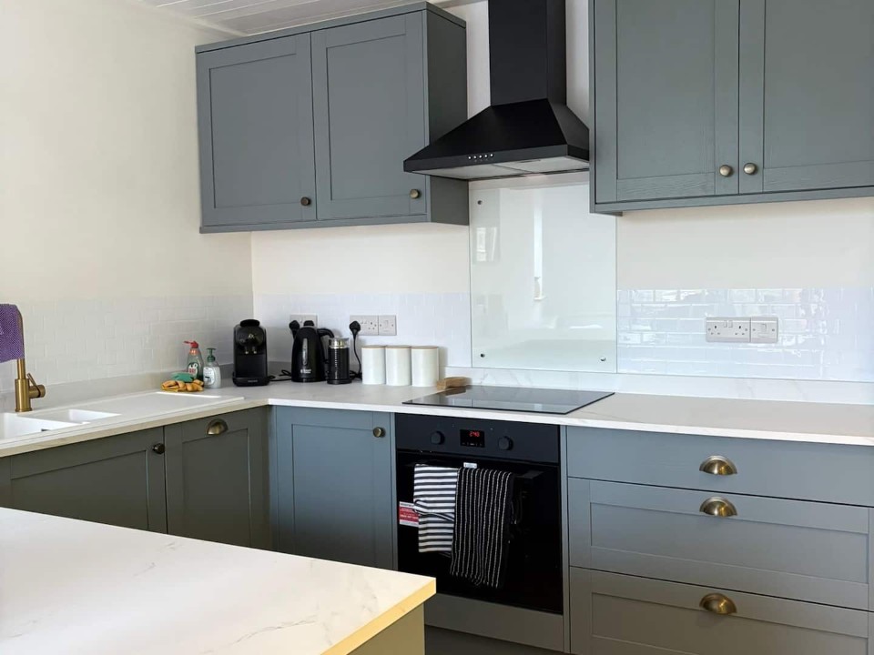 High Street Retreat - Kitchen Cooking area