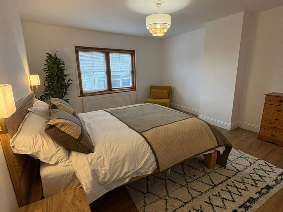 High Street Retreat - Master bedroom with king size bed
