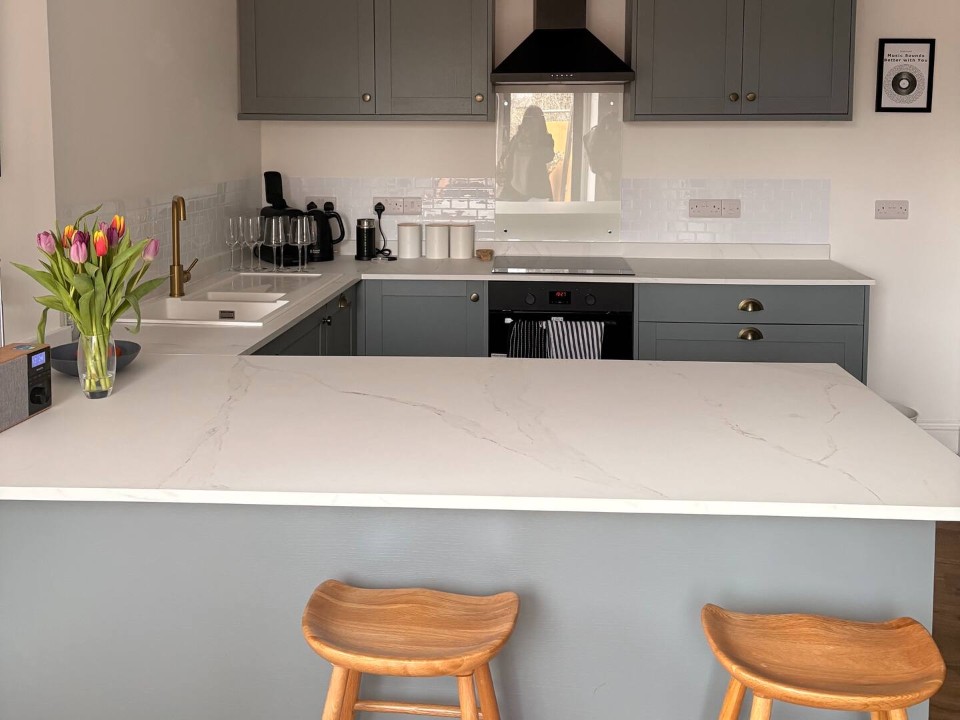 High Street Retreat - breakfast bar kitchen