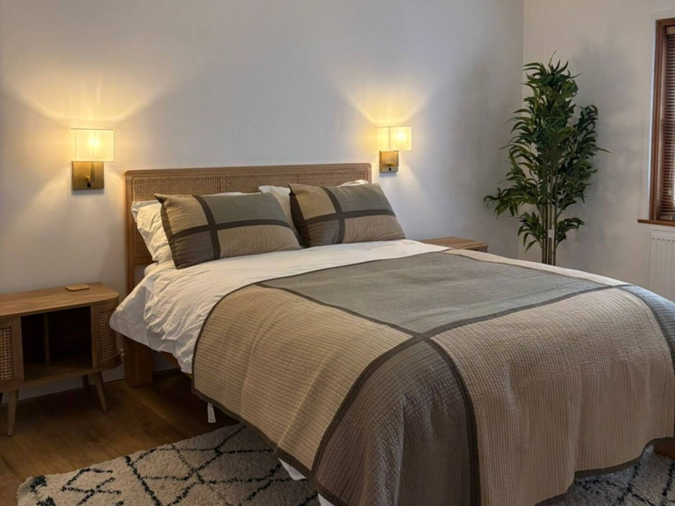 High Street Retreat - master bedroom king size bed